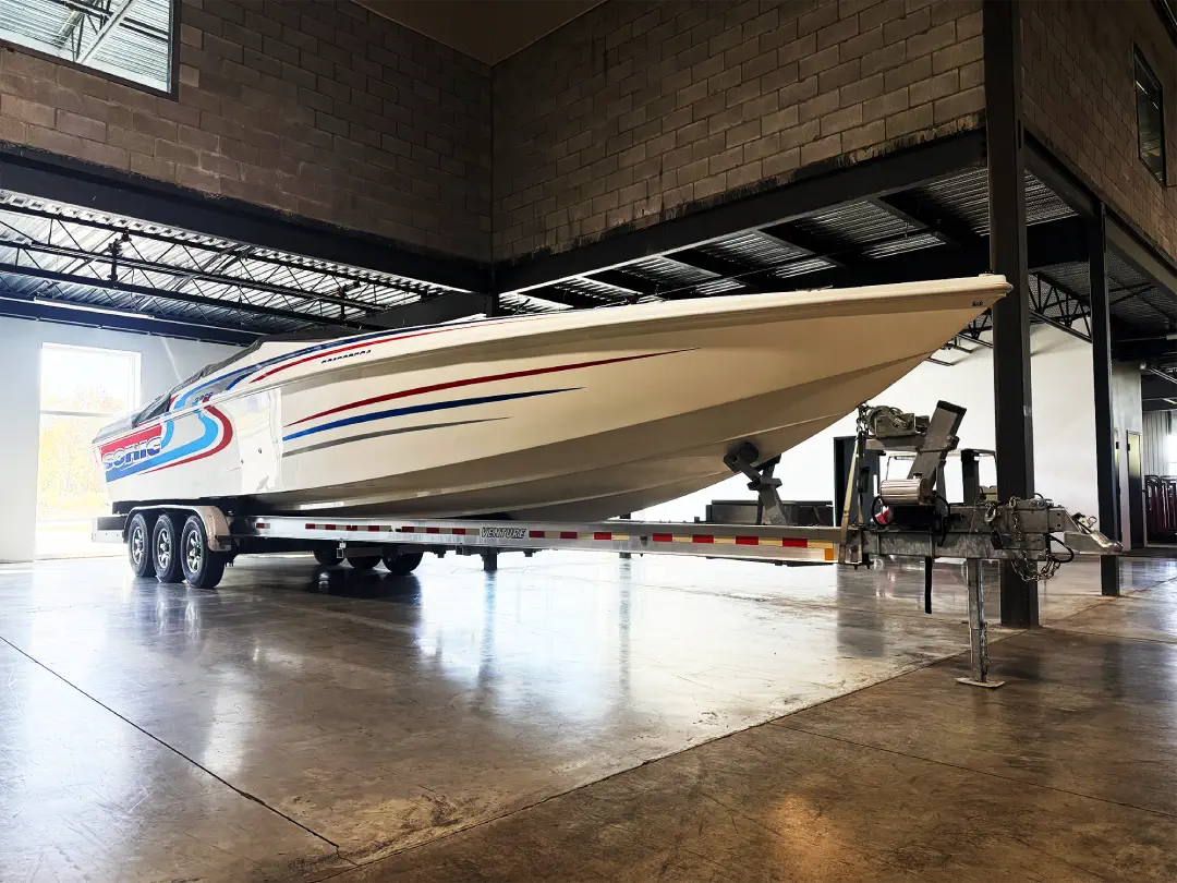 Un bateau entreposé.
